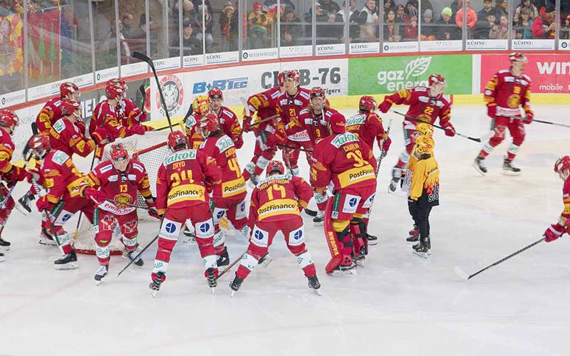 Zeichenfläche 1 SCL-Tigers-Spieler im Group Huddle vor Spielstart auf dem Eis.