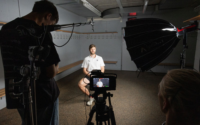 Zeichenfläche 10 Interview mit SCL-Tigers-Spieler Claude Curdin Paschoud.