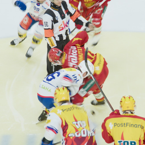 Zeichenfläche 11 Nahaufnahme eines Spielers, der den Puck führt.