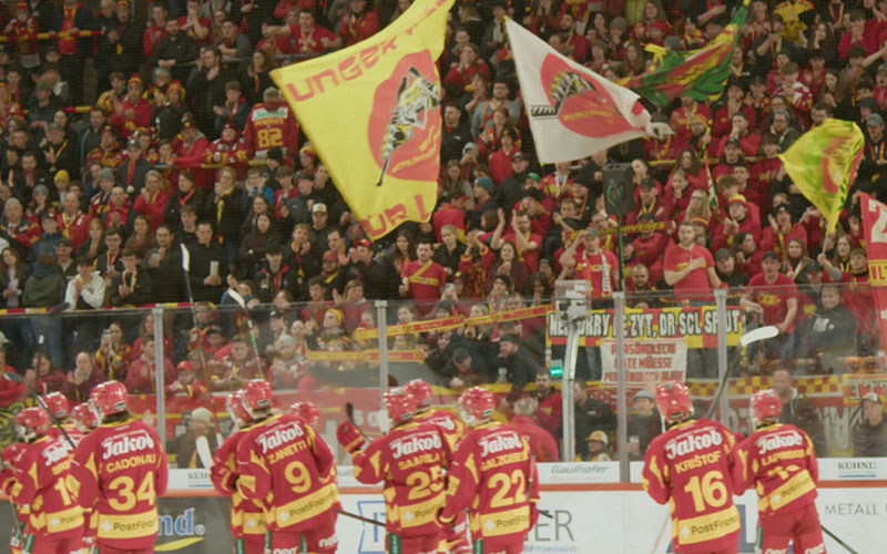 Zeichenfläche 12 Fans feiern das gesamte SCL-Tigers-Team im Stadion