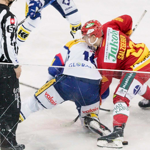 Zeichenfläche 5 Zwei Eishockey Spieler beim Anspiel auf dem Eis.