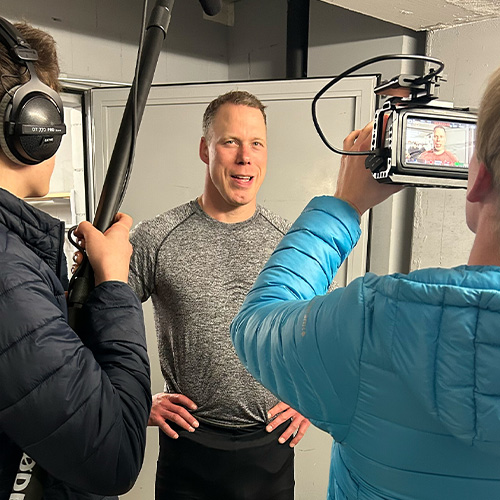 Zeichenfläche 6 Matthias Sempach wird vom KALCHOFEN Media Team interviewt.