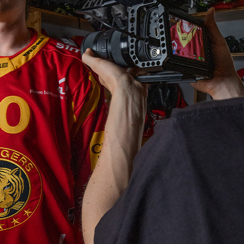 Zeichenfläche 8 Nahaufnahme eines SCL Spielers im neuen Trikot.