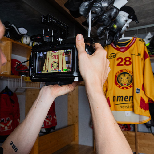 Zeichenfläche 9 SCL-Tigers-Spieler präsentieren das neue Trikot vor Saisonstart.